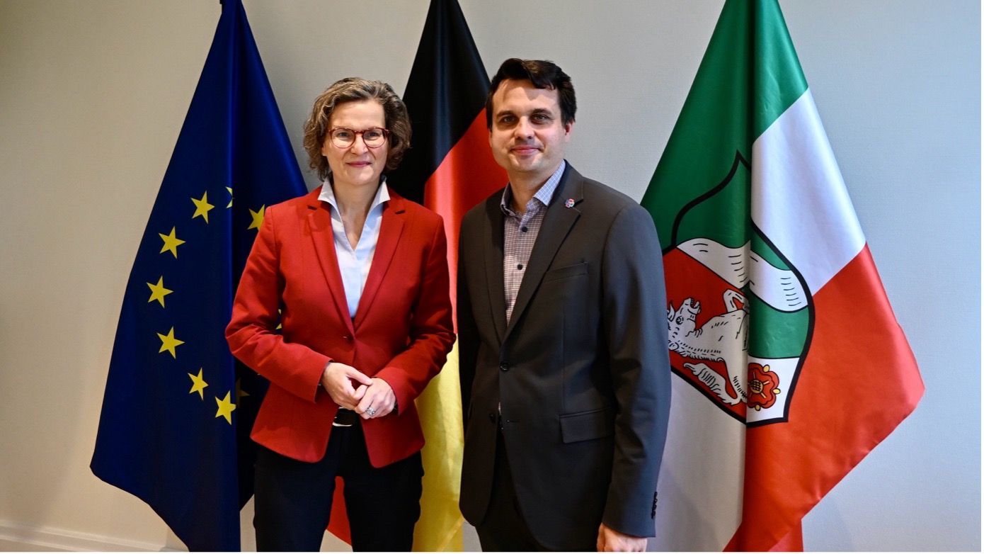 Im Bild zu sehen sind Ministerin Ina Scharrenbach und Prof. Dr.-Ing. Cornelius Preidel