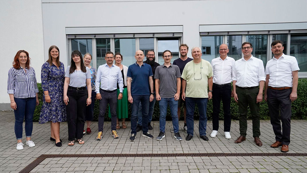 Optimistische Stimmung und großer Tatendrang: Das Team des »Ostbayerischen European Digital Innovation Hub« (DInO) beim Auftakt an der TH Deggendorf.