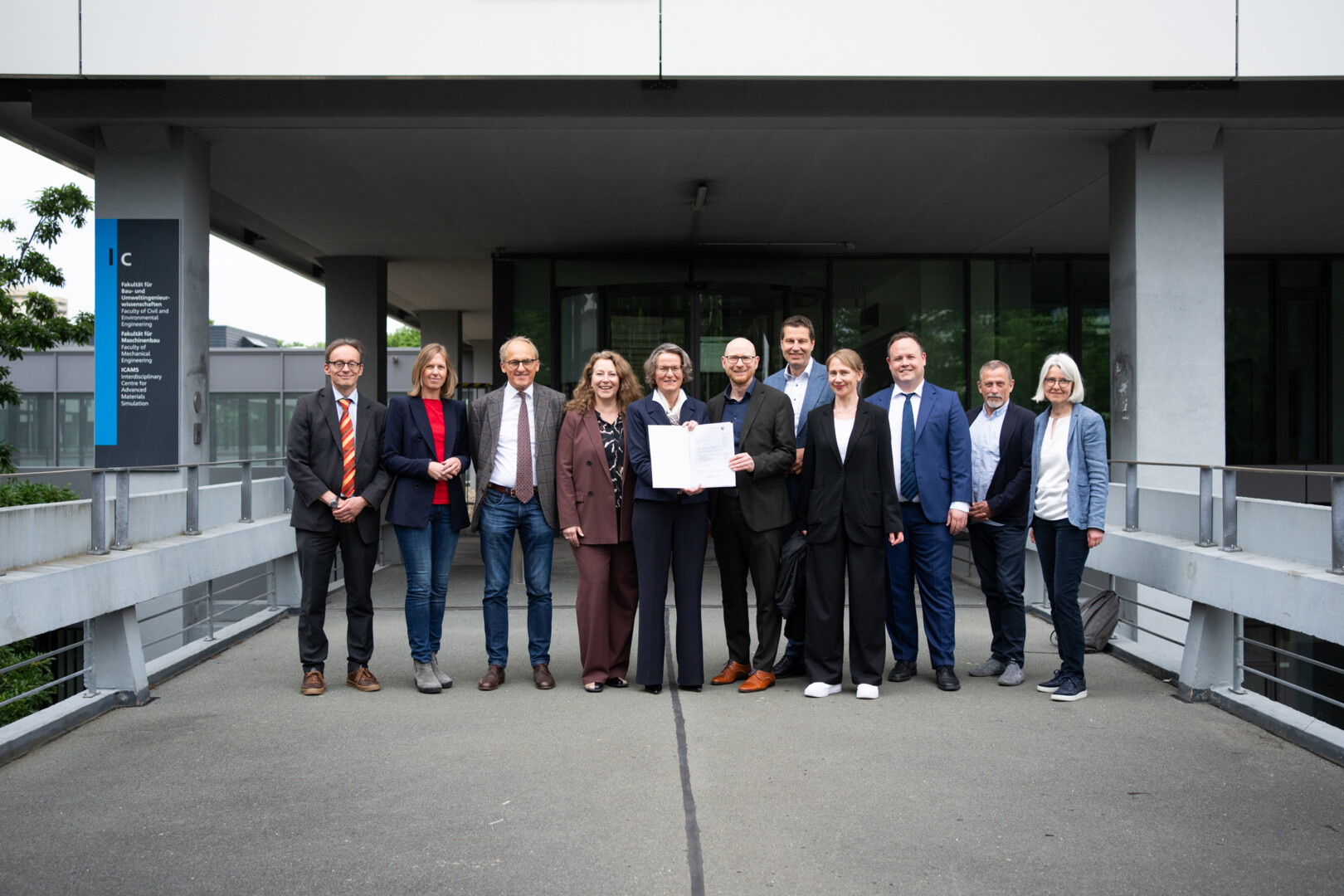 Sie wollen, dass Bauwillige schneller zur Tat schreiten können: NRW-Bauministerin Ina Scharrenbach (Mitte) mit Projektleiter Markus König (Mitte rechts) und Vertretenden der am Projekt beteiligten Kommunen, Unternehmen und Forschenden